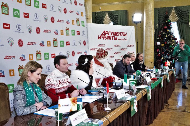 Ведущие программ НТВ Татьяна Грамон и Александр Олешко на пресс-конференции Деда Мороза