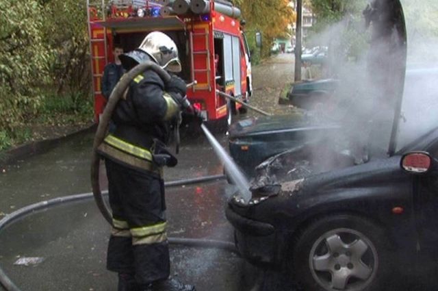 В Перми во дворе жилого дома за несколько минут сгорел автомобиль