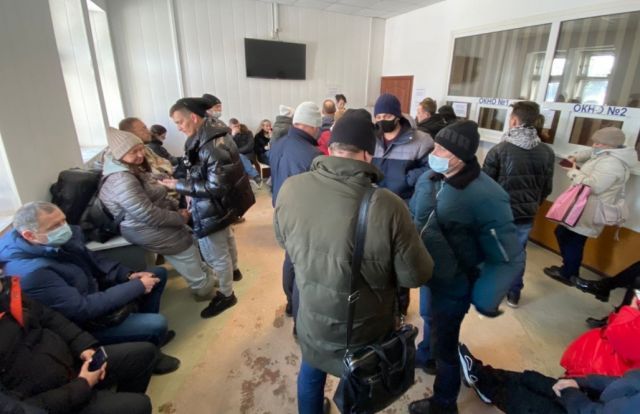 Жители Новосибирска пожаловались на шестичасовые очереди в отделении ГАИ