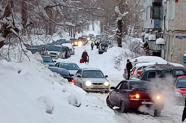 В Саратове подростки вытащили из снега более 40 машин
