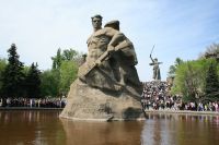 Создавая скульптуру «Стоять насмерть!» Вучетич придал солдату на Озере слёз облик маршала Чуйкова