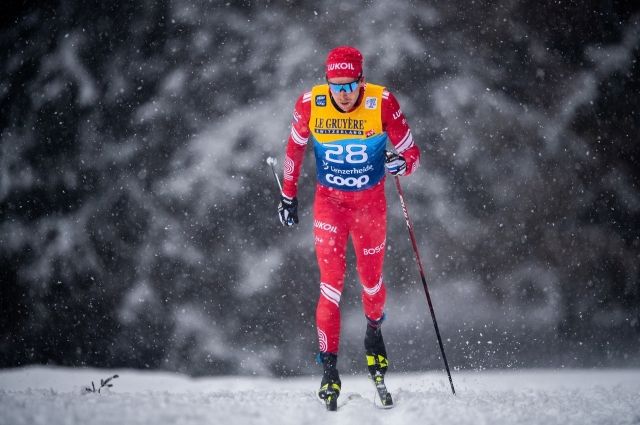 Серебро завоевал российский лыжник Александр Большунов.