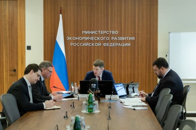 Глава Омской области Бурков встретился с министром экономики Решетниковым
