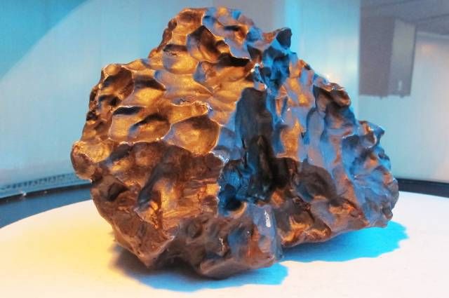 Фрагмент Сихотэ-Алинского метеорита в Калужском планетарии.