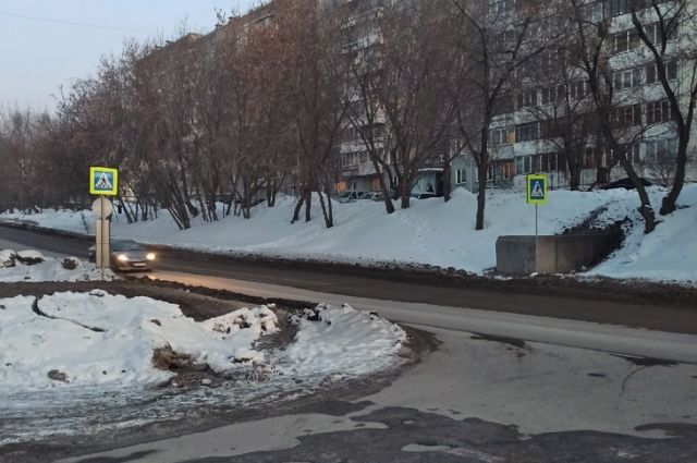 В Новосибирске установили знак пешеходного перехода вникуда