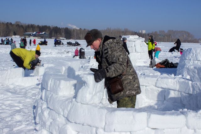 «‎Город эскимосов» построили на Обском море в Новосибирске