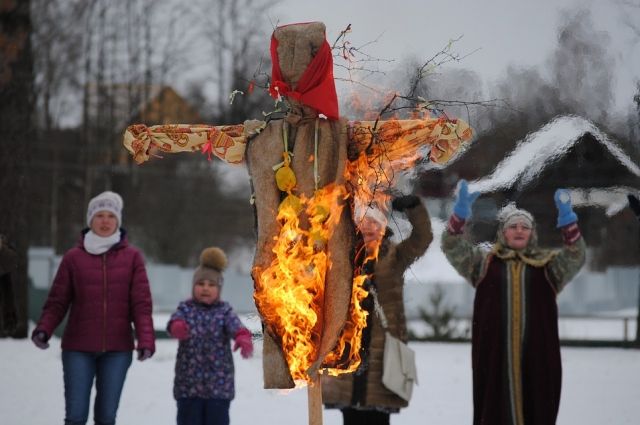 Масленицу сжигали в разгар праздника. Это символизировало её проводы.