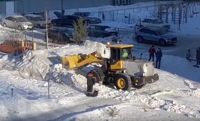 Как рассказал «АиФ-Новосибирск» один из родителей Андрей Лоскутов, гору снега для горки в декабре нагребли трактором сами же уборщики снега. С этой горы начали кататься дети.