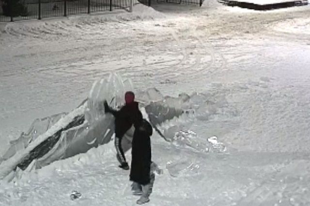 Полиция Соль-Илецка установила личности вандалов, разрушивших ледяную горку