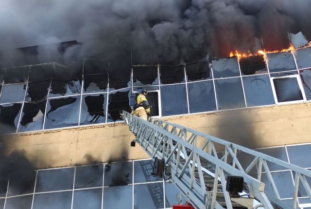 Один человек пострадал при пожаре на территории завода в Челябинске
