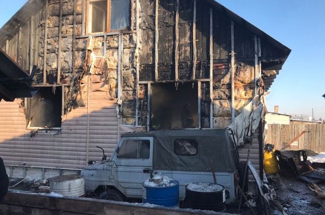 В посёлке Емельяново загорелся частный дом, в котором погиб ребенок и пострадали два человека.