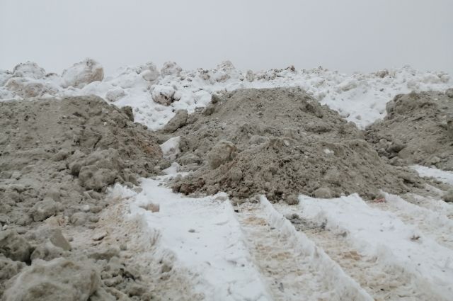 Незаконная свалка снега за Ростошами: возят самосвалами, но всем наплевать