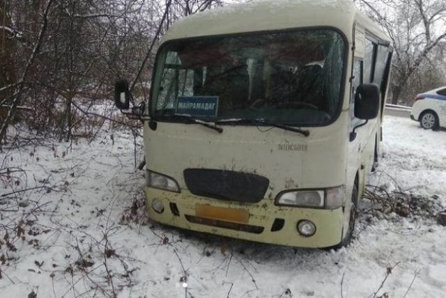 Автобус врезался в дерево по пути из Владикавказа в Майрамадаг