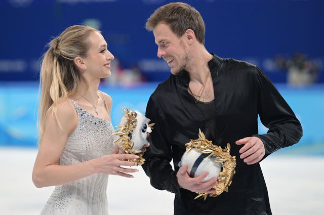 Российские спортсмены, члены сборной России (команда ОКР) Виктория Синицина и Никита Кацалапов, занявшие 2-е место в танцах на льду соревнований по фигурному катанию на XXIV зимних Олимпийских играх в Пекине.