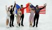 Слева направо: российские спортсмены, члены сборной России (команда ОКР) Виктория Синицина и Никита Кацалапов, завоевавшие серебряную медаль, Габриэла Пападакис и Гийом Сизерон (Франция), завоевавшие золотую медаль и Мэдисон Хаббел и Захари Донохью (США), завоевавшие бронзовую медаль в танцах на льду соревнований по фигурному катанию на XXIV зимних Олимпийских играх в Пекине