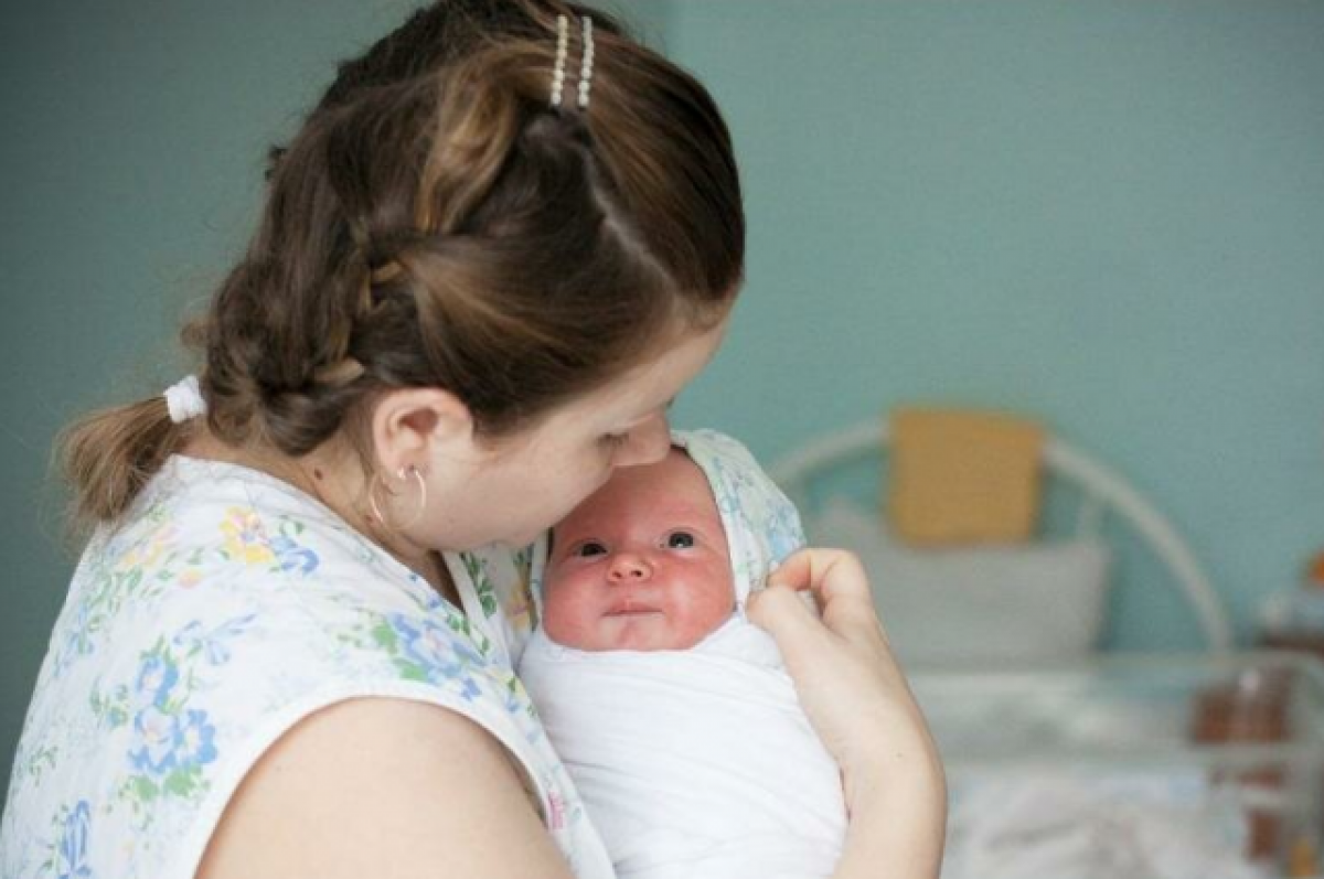 Дети род. Грудные дети в роддоме. Новорожденный ребеночек в роодоие. Новорожденный малыш в роддоме.