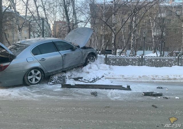 В центре Новосибирска автомобиль BMW снёс ограду в ДТП