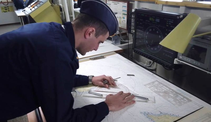 Военнослужащий ВМФ России во время учений в Чёрном море