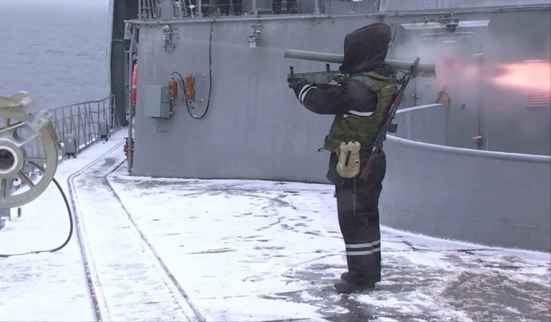 Военнослужащий ВМФ России во время учений в Чёрном море