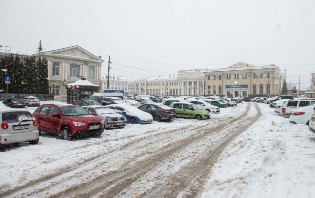 Парковка на Московском вокзале в Туле.