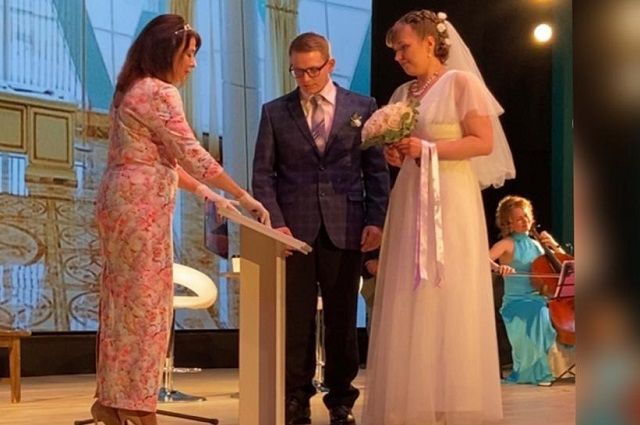 Впервые на Камчатке церемония бракосочетания прошла на сцене филармонии