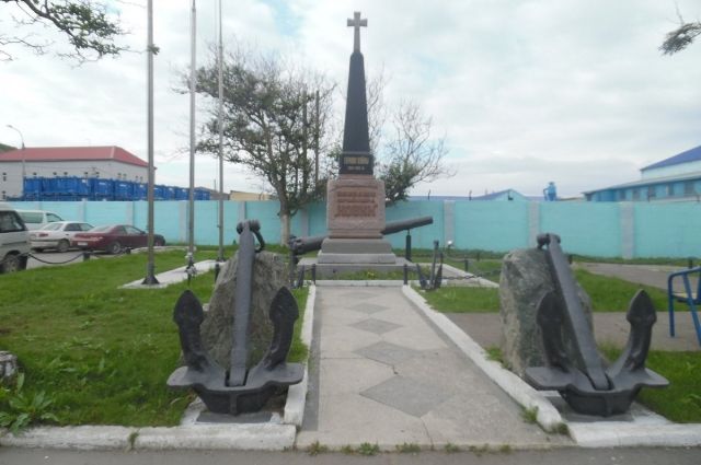 Памятник экипажу крейсера «Новик» в Корсакове.