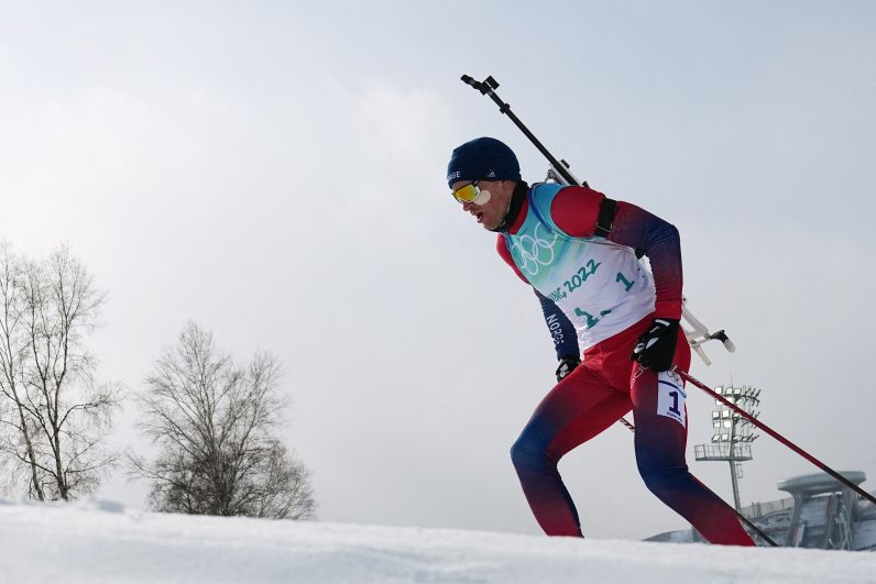 Тарьей Бё (Норвегия) на дистанции эстафетной гонки по биатлону 4 x 7.5 км среди мужчин на XXIV зимних Олимпийских играх
