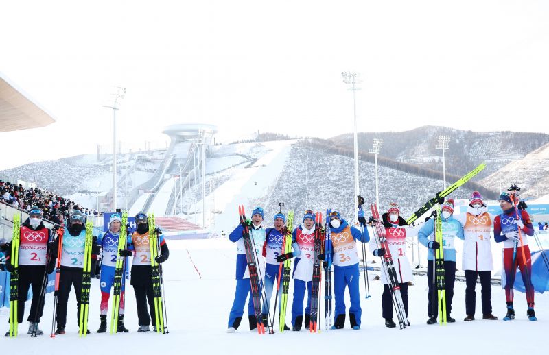 Слева направо: сборная России (команда ОКР), сборная Франции и сборная Норвегии по биатлону