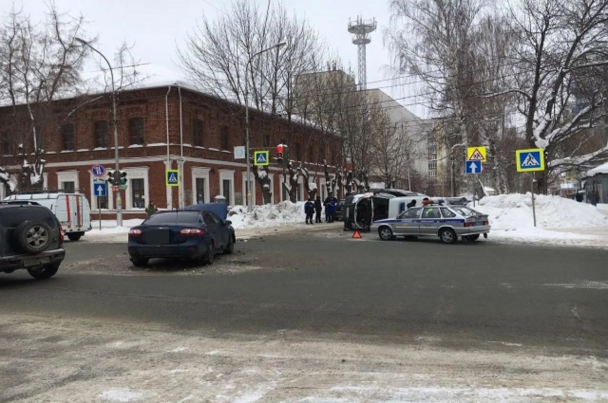 В центре Уфы после ДТП опрокинулся автомобиль аварийной службы | АиФ Уфа