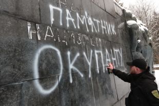 Украинский националист пишет «Памятник оккупанту» на Монументе Славы во Львове. Под «оккупантами» он понимает русских людей на территории современной Украины. Монумент славы был поставлен в память о русских воинах, освободивших Украину от национал-социализма в Великой Отечественной войне.