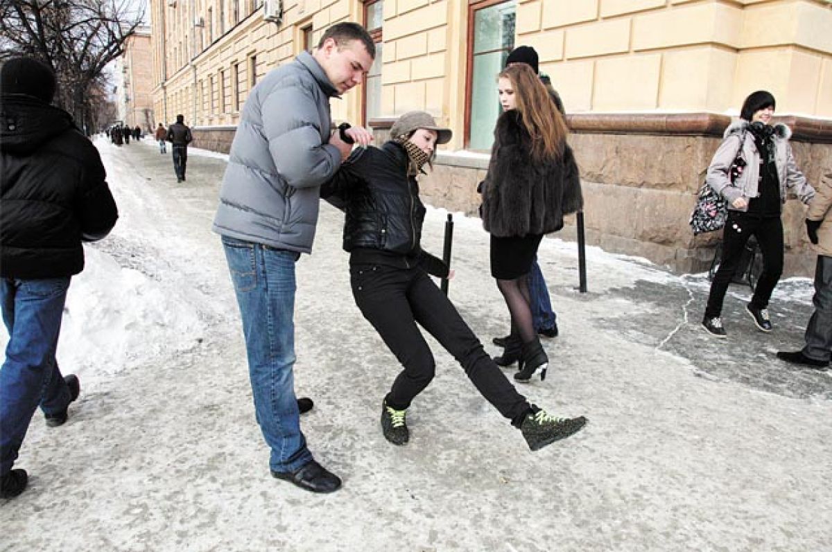 На первом месте – переломы голеней». Как не упасть на льду в гололёд | АиФ  Воронеж