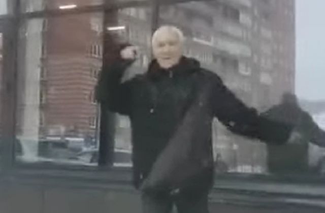 Пожилой мужчина станцевал на улице в Первомайском районе Новосибирске