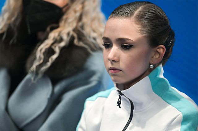 Камила Валиева после проката с короткой программой женского одиночного катания на соревнованиях по фигурному катанию XXIV зимних Олимпийских игр в Пекине.