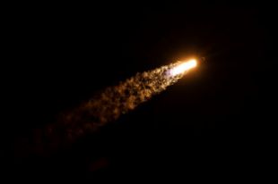 SpaceX анонсировала миссию, которая предполагает выход туристов в космос