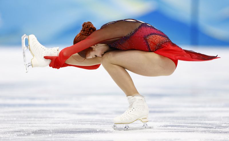 Российская спортсменка, член сборной России (команда ОКР) Александра Трусова выступает в короткой программе женского одиночного катания на соревнованиях по фигурному катанию на XXIV зимних Олимпийских играх в Пекине