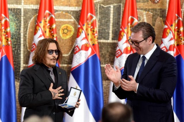 Вучич вручил Джонни Деппу золотую медаль за заслуги перед Сербией