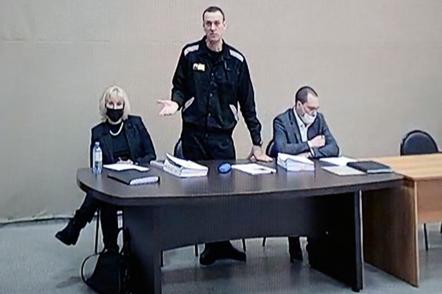 Алексей Навальный (в центре) во время судебного заседания.