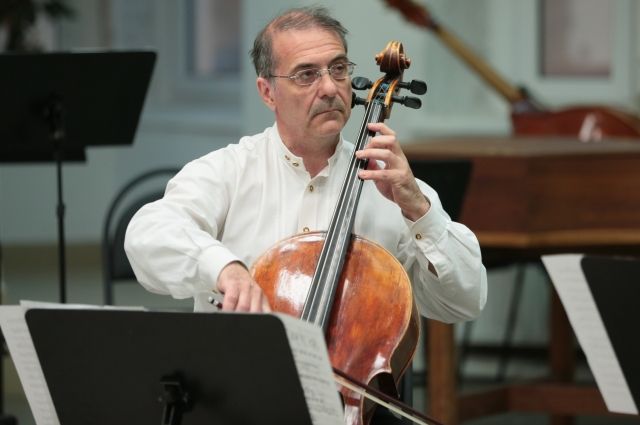 В репертуаре музыканта произведения для виолончели четырёх столетий – известные и никогда не исполнявшиеся.