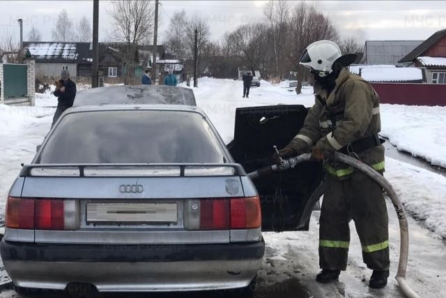 На улице Клинцовская в Унече загорелся автомобиль