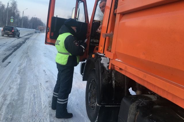 Сотрудники ГИБДД проверили грузовики в Омской области