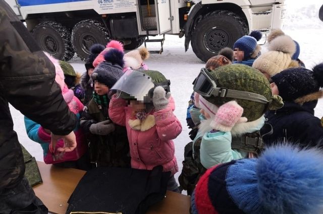 В Нижнем Тагиле детсадовцам выдали автоматы и прокатили их в автозаке