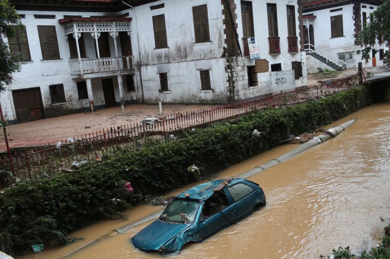 Последствия наводнения в бразильском штате Рио-де-Жанейро