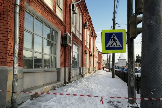 В центре Ярославля снег с крыш счищают прямо на тротуар
