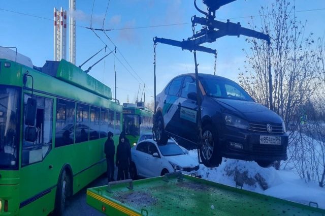 В Казани убрали с дороги каршеринг и восстановили движение троллейбусов