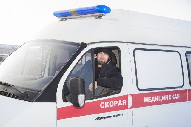 Омский НПЗ передал Красноярке автомобиль скорой помощи
