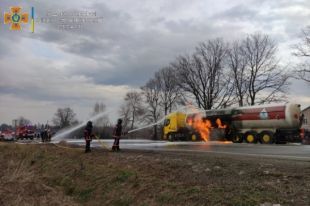 В Ивано-Франковской области на ходу загорелся газовоз с топливом.