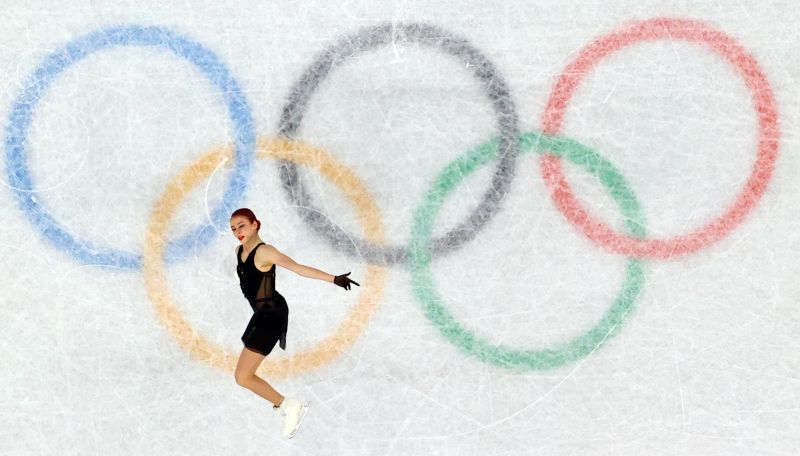 Российская спортсменка, член сборной России (команда ОКР) Александра Трусова выступает в произвольной программе женского одиночного катания на соревнованиях по фигурному катанию на XXIV зимних Олимпийских играх в Пекине