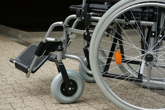 Инвалид без ноги и в коляске убирает улицы Петербурга от снега