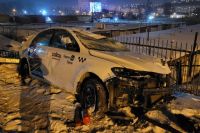 Инцидент произошёл вечером 17 февраля. Водитель такси вёз пассажира и выехал на железнодорожный мост, где не было никакого проезда для автомобиля. 