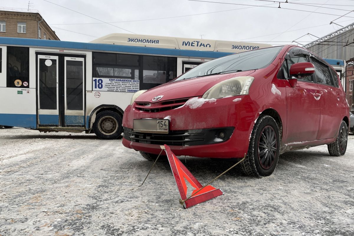 В Новосибирске автомобиль Toyota врезался в автобус №18 | АиФ Новосибирск